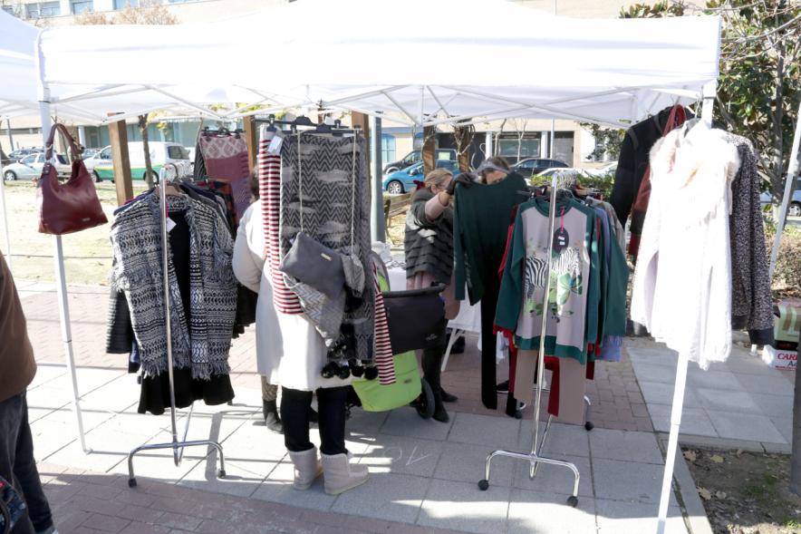 Feria de Compras al Aire Libre en el Paseo de Valdelasfuentes - Imagen de un puesto de la feria.