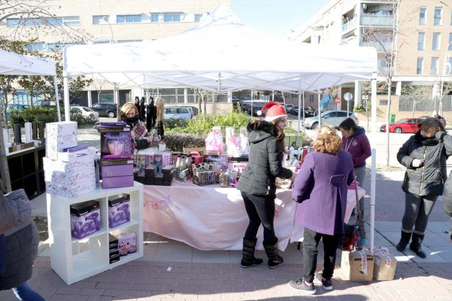Feria de Compras al Aire Libre en el Paseo de Valdelasfuentes - Imagen de un puesto de la feria rodeado de personas.
