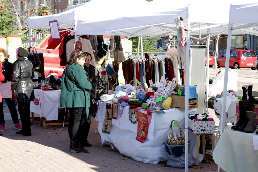 Feria de Compras al Aire Libre en el Paseo de Valdelasfuentes -Imagen de un puesto de la feria rodeado de personas.