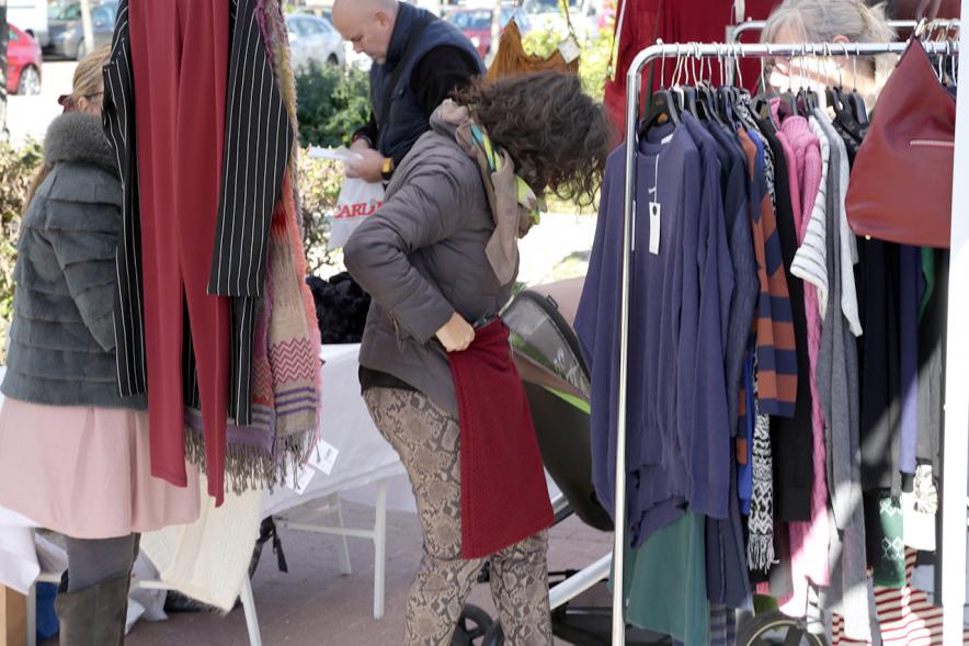Feria de Compras al Aire Libre en el Paseo de Valdelasfuentes -Imagen de un puesto de la feria rodeado de personas.
