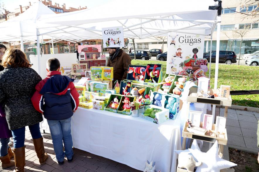 Feria de Compras al Aire Libre en el Paseo de Valdelasfuentes - Imagen de un puesto de la feria rodeado de personas.