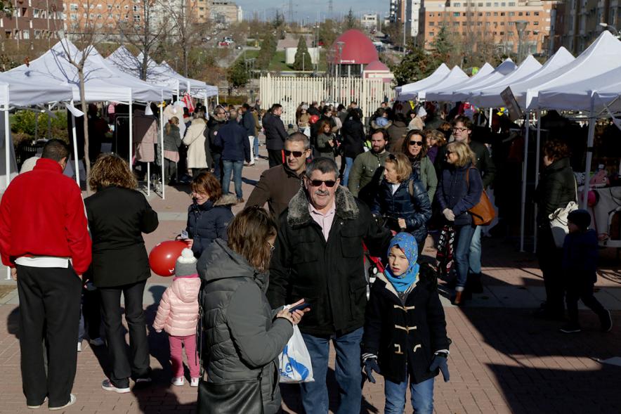 Feria de Compras al Aire Libre en el Paseo de Valdelasfuentes - Imagen general de la feria.