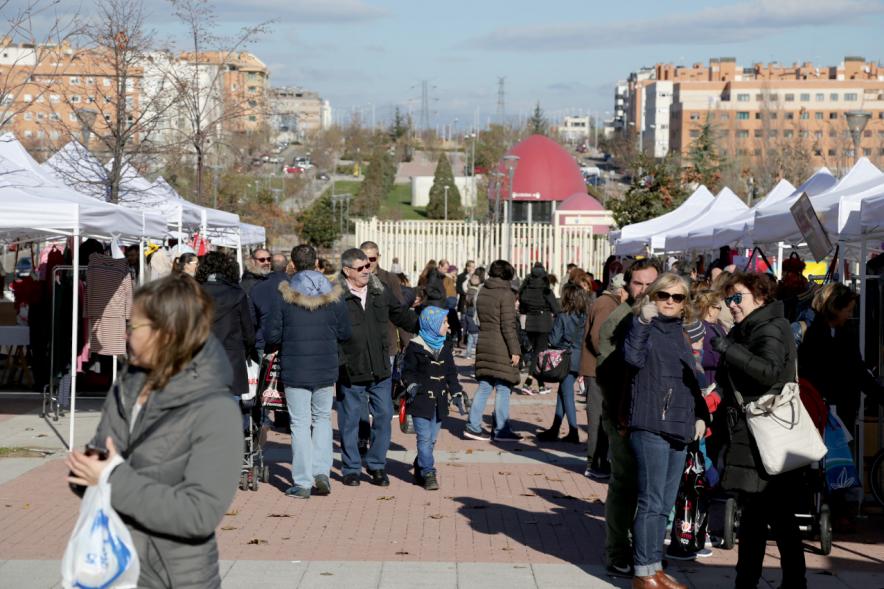Feria de Compras al Aire Libre en el Paseo de Valdelasfuentes - Imagen general de la feria.