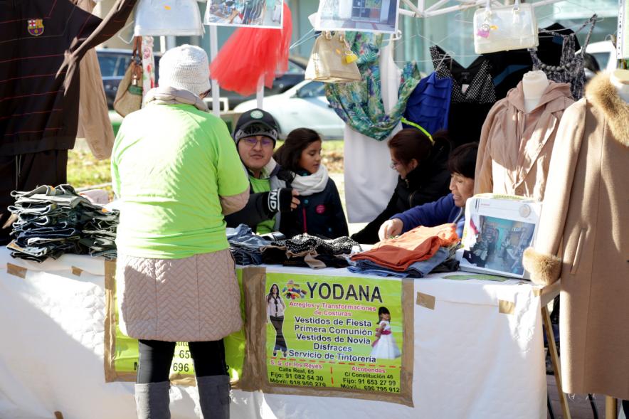 Feria de Compras al Aire Libre en el Paseo de Valdelasfuentes - Imagen de un puesto de la feria rodeado de personas.