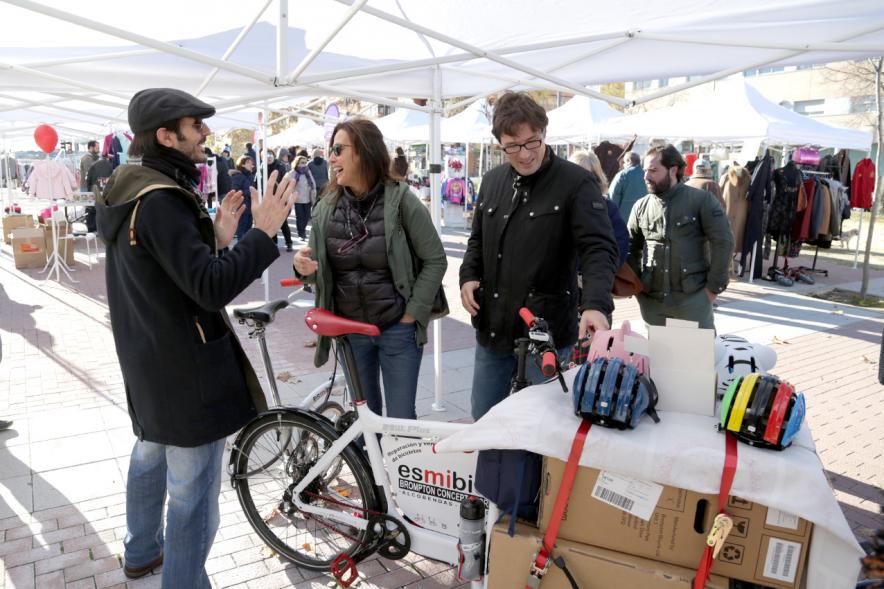 Feria de Compras al Aire Libre en el Paseo de Valdelasfuentes - Imagen de un puesto de la feria rodeado de personas.