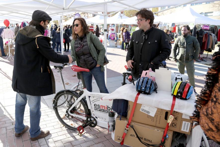 Feria de Compras al Aire Libre en el Paseo de Valdelasfuentes - Imagen de un puesto de la feria rodeado de personas.