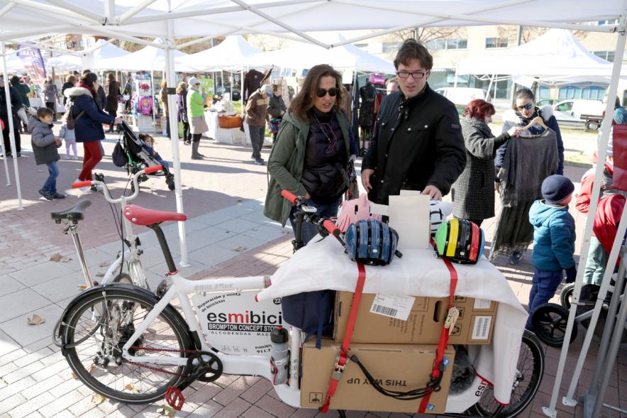 Feria de Compras al Aire Libre en el Paseo de Valdelasfuentes - Imagen de un puesto de la feria rodeado de personas.