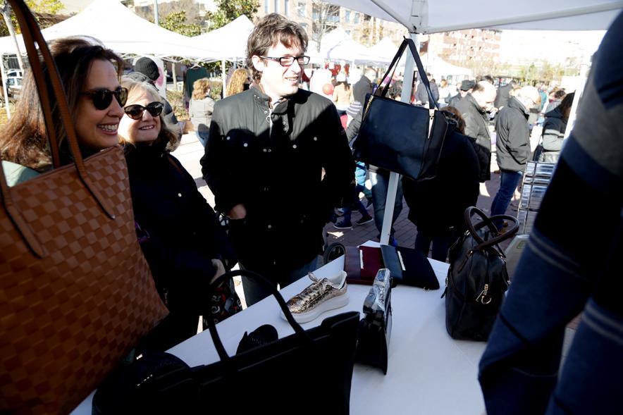 Feria de Compras al Aire Libre en el Paseo de Valdelasfuentes - Imagen de un puesto de la feria rodeado de personas.