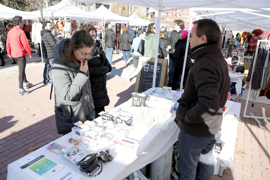 Feria de Compras al Aire Libre en el Paseo de Valdelasfuentes - Imagen de un puesto de la feria rodeado de personas.