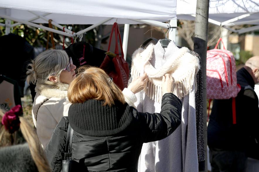 Feria de Compras al Aire Libre en el Paseo de Valdelasfuentes - Imagen de un puesto de la feria rodeado de personas.