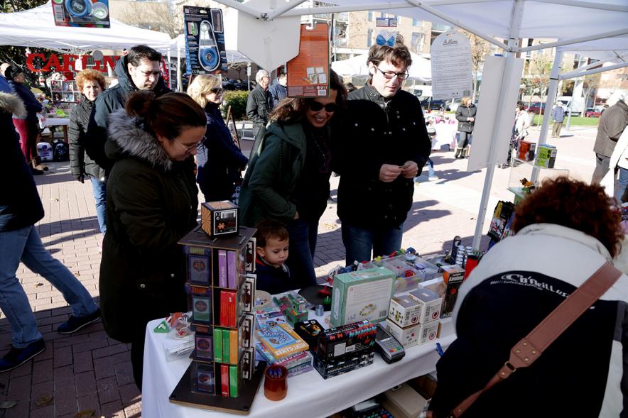 Feria de Compras al Aire Libre en el Paseo de Valdelasfuentes - Imagen de un puesto de la feria rodeado de personas.