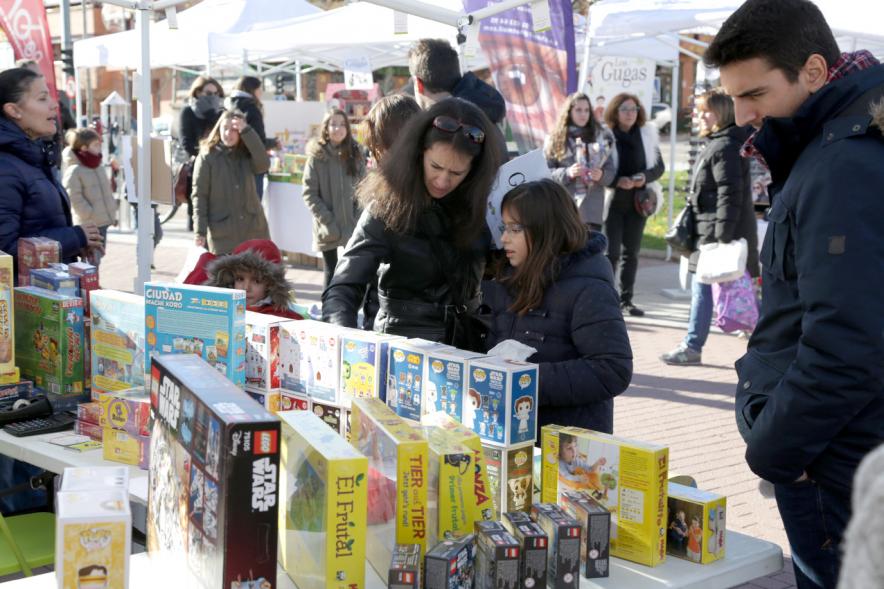 Feria de Compras al Aire Libre en el Paseo de Valdelasfuentes - Imagen de un puesto de la feria rodeado de personas.