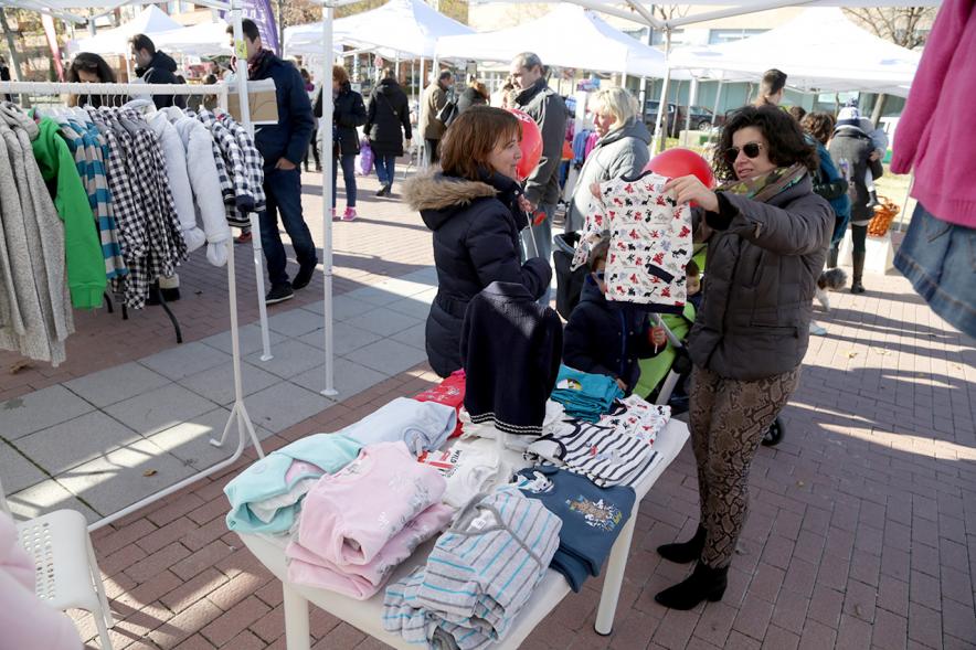 Feria de Compras al Aire Libre en el Paseo de Valdelasfuentes - Imagen de un puesto de la feria rodeado de personas.