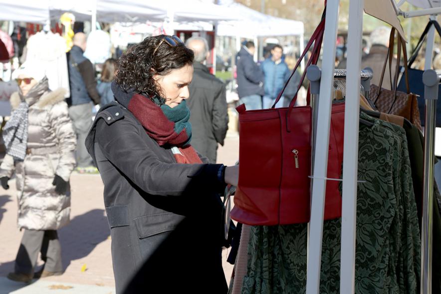 Feria de Compras al Aire Libre en el Paseo de Valdelasfuentes - Imagen de persona mirando un puesto. 