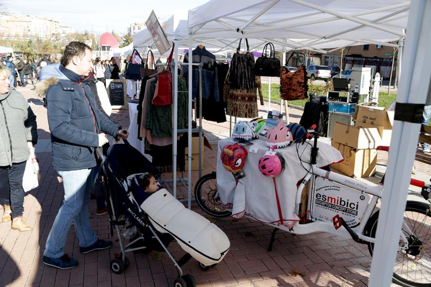 Feria de Compras al Aire Libre en el Paseo de Valdelasfuentes - Imagen de persona mirando un puesto. 