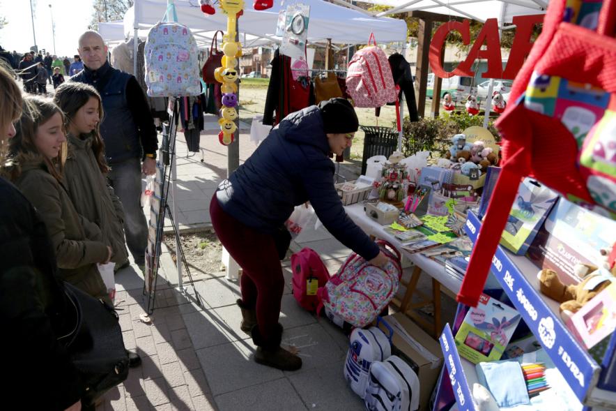 Feria de Compras al Aire Libre en el Paseo de Valdelasfuentes - Imagen de un puesto de la feria rodeado de personas.