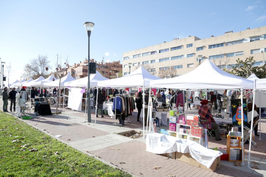 Feria de Compras al Aire Libre en el Paseo de Valdelasfuentes - Imagen general de la feria.