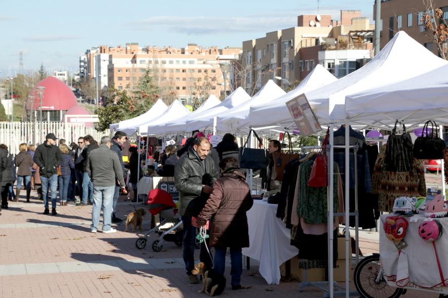 Feria de Compras al Aire Libre en el Paseo de Valdelasfuentes - Imagen general del público.