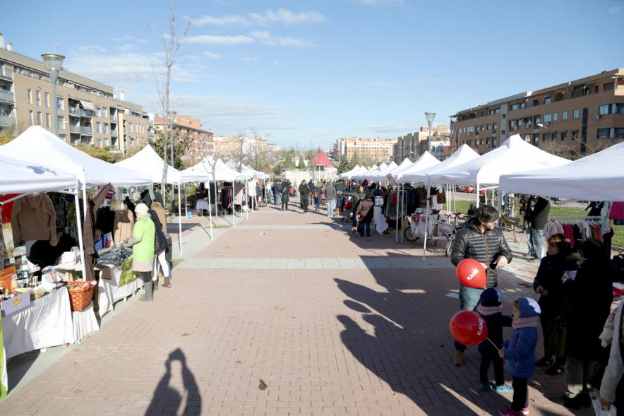 Feria de Compras al Aire Libre en el Paseo de Valdelasfuentes - Imagen general de la feria.