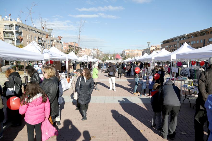 Feria de Compras al Aire Libre en el Paseo de Valdelasfuentes - Imagen general de la feria.