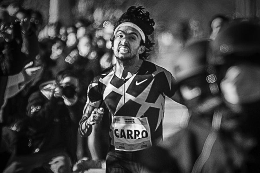Fernando Carro Gana 10K con la Mejor Marca Española de la Historia en 10 Km - Imagen en blanco y negro del atleta Fernando Carro, realizando el último esfuerzo antes de cruzar la meta.