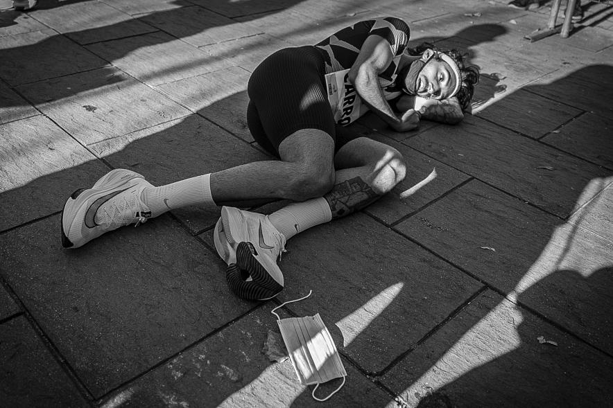 Fernando Carro Gana 10K con la Mejor Marca Española de la Historia en 10 Km - Imagen en blanco y negro de del atleta Fernando Carro tirado en el suelo después de terminar la carrera.