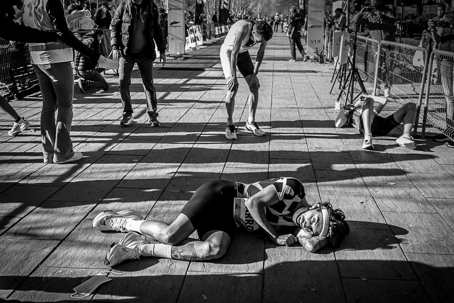Fernando Carro Gana 10K con la Mejor Marca Española de la Historia en 10 Km - Imagen en blanco y negro de del atleta Fernando Carro tirado en el suelo después de terminar la carrera.