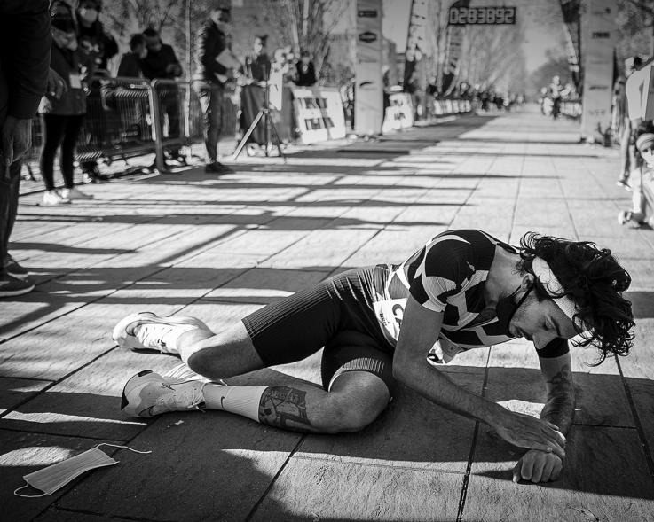 Fernando Carro Gana 10K con la Mejor Marca Española de la Historia en 10 Km - Imagen en blanco y negro de del atleta Fernando Carro tirado en el suelo después de terminar la carrera.