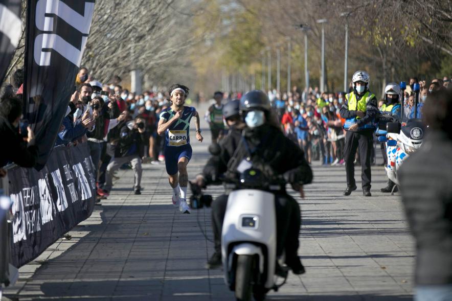 Fernando Carro Gana 10K con la Mejor Marca Española de la Historia en 10 Km - Imagen del atleta Fernando Carro, realizando el último esfuerzo antes de cruzar la meta.