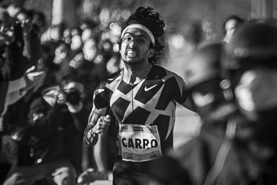 Fernando Carro Gana 10K con la Mejor Marca Española de la Historia en 10 Km - Imagen en blanco y negro del atleta Fernando Carro, realizando el último esfuerzo antes de cruzar la meta.