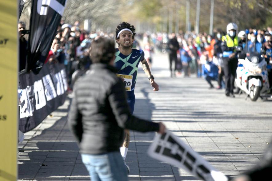 Fernando Carro Gana 10K con la Mejor Marca Española de la Historia en 10 Km - Imagen del atleta Fernando Carro, realizando el último esfuerzo antes de cruzar la meta.