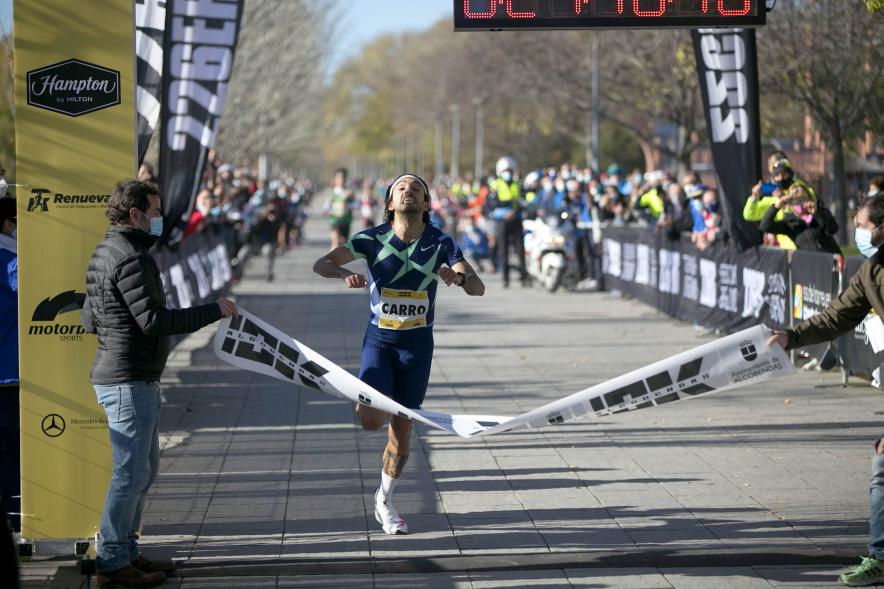 Fernando Carro Gana 10K con la Mejor Marca Española de la Historia en 10 Km - Imagen del atleta Fernando Carro, en el momento de cruzar la línea de meta.
