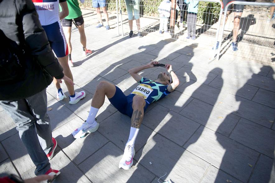 Fernando Carro Gana 10K con la Mejor Marca Española de la Historia en 10 Km - Imagen del atleta Fernando Carro tirado en el suelo después de terminar la carrera.