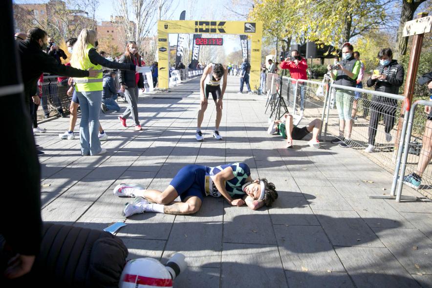 Fernando Carro Gana 10K con la Mejor Marca Española de la Historia en 10 Km - Imagen del atleta Fernando Carro tirado en el suelo después de terminar la carrera.