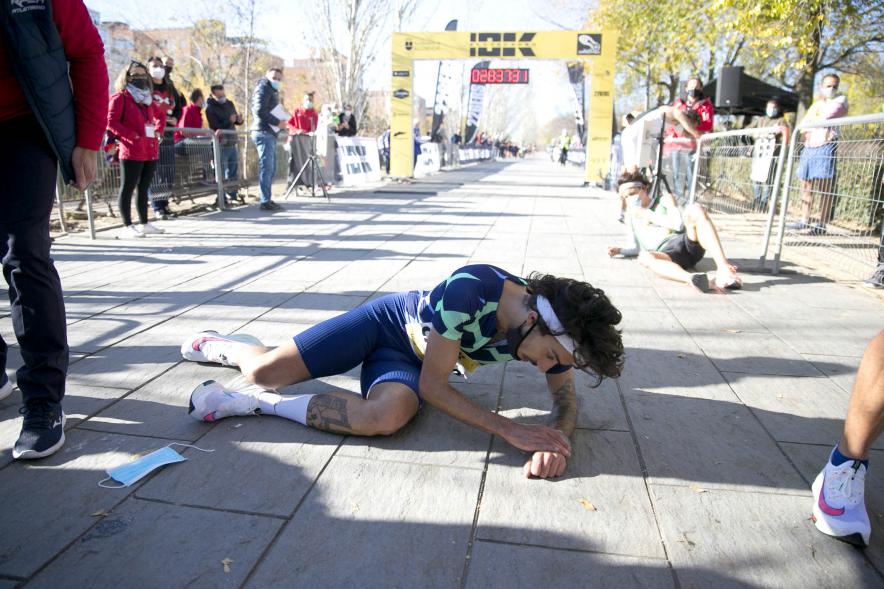 Fernando Carro Gana 10K con la Mejor Marca Española de la Historia en 10 Km - Imagen del atleta Fernando Carro tirado en el suelo después de terminar la carrera.