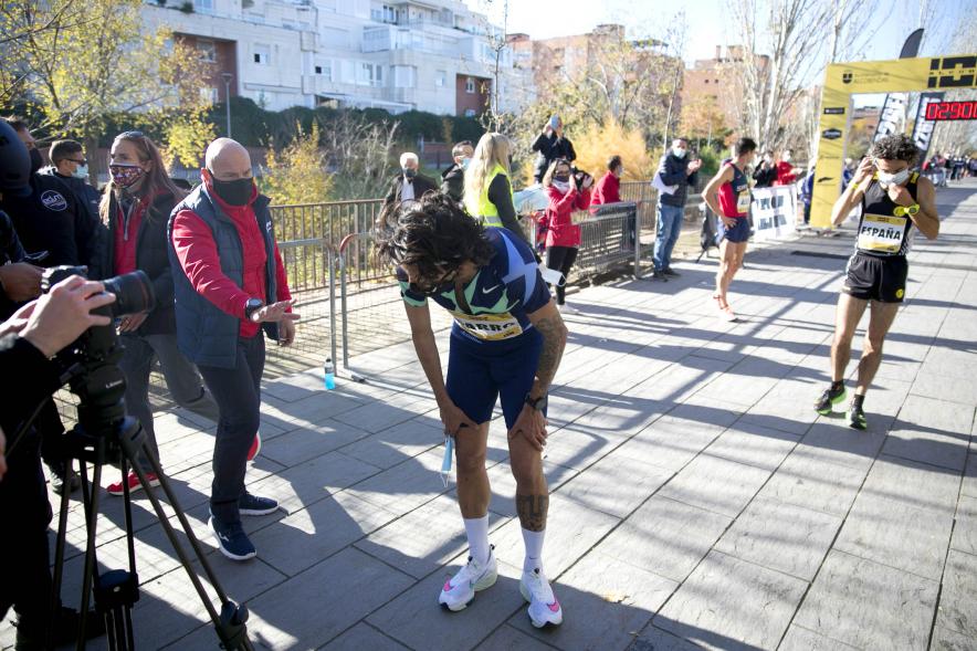 Fernando Carro Gana 10K con la Mejor Marca Española de la Historia en 10 Km - Imagen del atleta Fernando Carro agotado después de haber acabado la carrera.