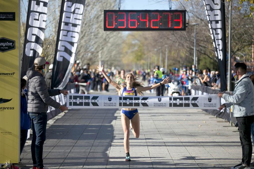 Fernando Carro Gana 10K con la Mejor Marca Española de la Historia en 10 Km - Imagen del momento que la atleta femenina Marta García cruza la línea de meta.