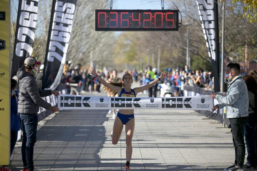 Fernando Carro Gana 10K con la Mejor Marca Española de la Historia en 10 Km - Imagen del momento que la atleta femenina Marta García cruza la línea de meta.