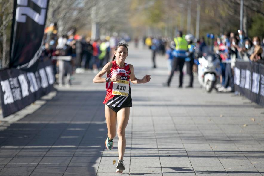 Fernando Carro Gana 10K con la Mejor Marca Española de la Historia en 10 Km - Imagen del momento que la atleta femenina Marta García antes de cruzar la línea de meta.