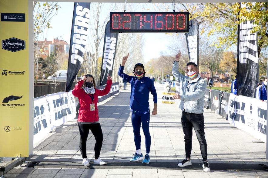 Fernando Carro Gana 10K con la Mejor Marca Española de la Historia en 10 Km - Imagen de atletas posando en la línea de meta.
