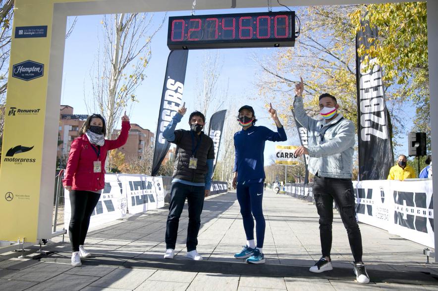 Fernando Carro Gana 10K con la Mejor Marca Española de la Historia en 10 Km - Imagen de atletas posando en la línea de meta.
