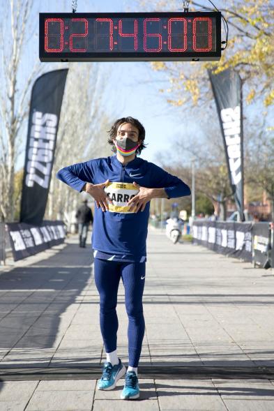 Fernando Carro Gana 10K con la Mejor Marca Española de la Historia en 10 Km - Imagen del atleta Fernando Carro posando antes de la salida en la línea de meta.