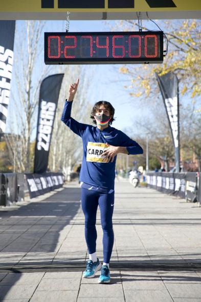 Fernando Carro Gana 10K con la Mejor Marca Española de la Historia en 10 Km - Imagen del atleta Fernando Carro posando antes de la salida en la línea de meta.