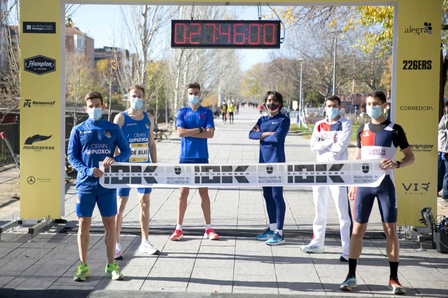 Fernando Carro Gana 10K con la Mejor Marca Española de la Historia en 10 Km - Imagen de atletas posando en la línea de meta.