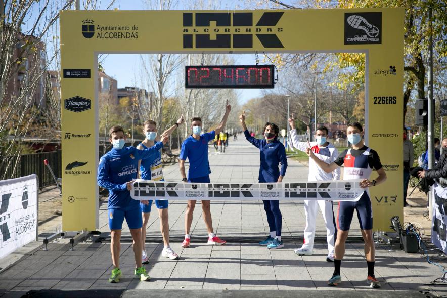 Fernando Carro Gana 10K con la Mejor Marca Española de la Historia en 10 Km - Imagen de atletas posando en la línea de meta.
