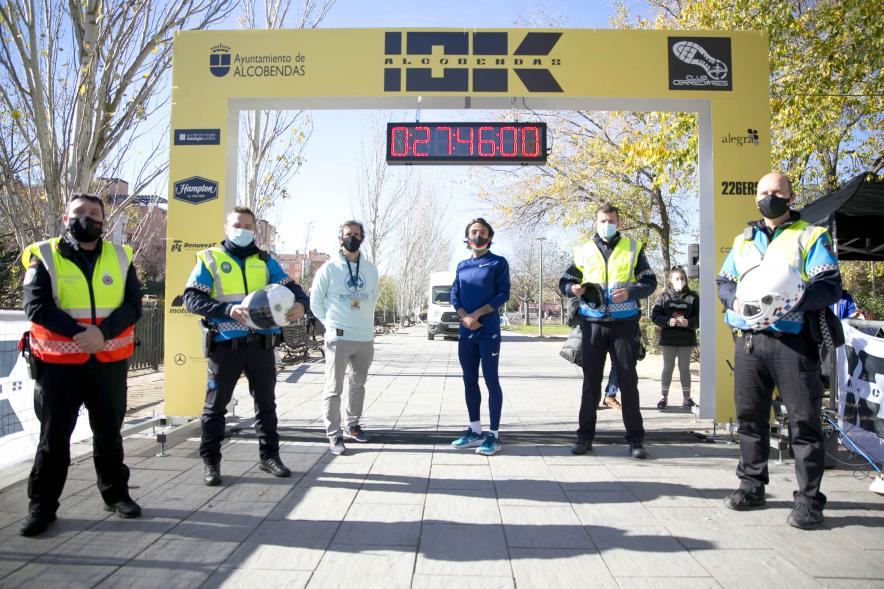 Fernando Carro Gana 10K con la Mejor Marca Española de la Historia en 10 Km - Imagen de atletas posando en la línea de meta.