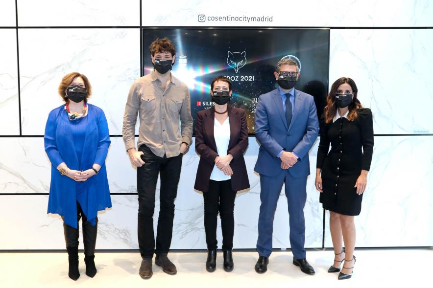 Presentadores con miembros del consistorio