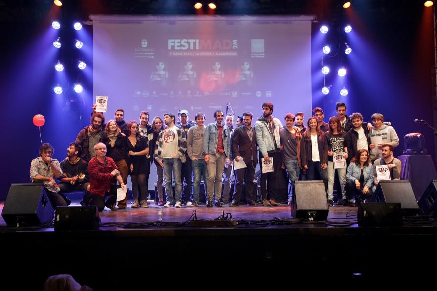Festimad 2016 en La Esfera - Grupo de músicos en el escenario.
