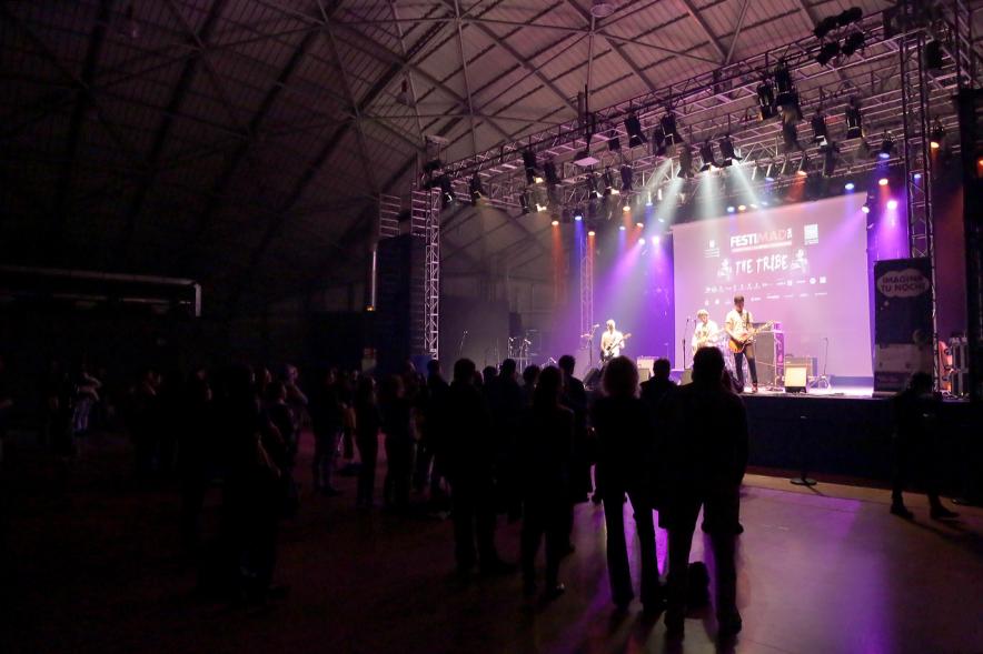 Festimad 2016 en La Esfera - Público viendo actuación del grupo.