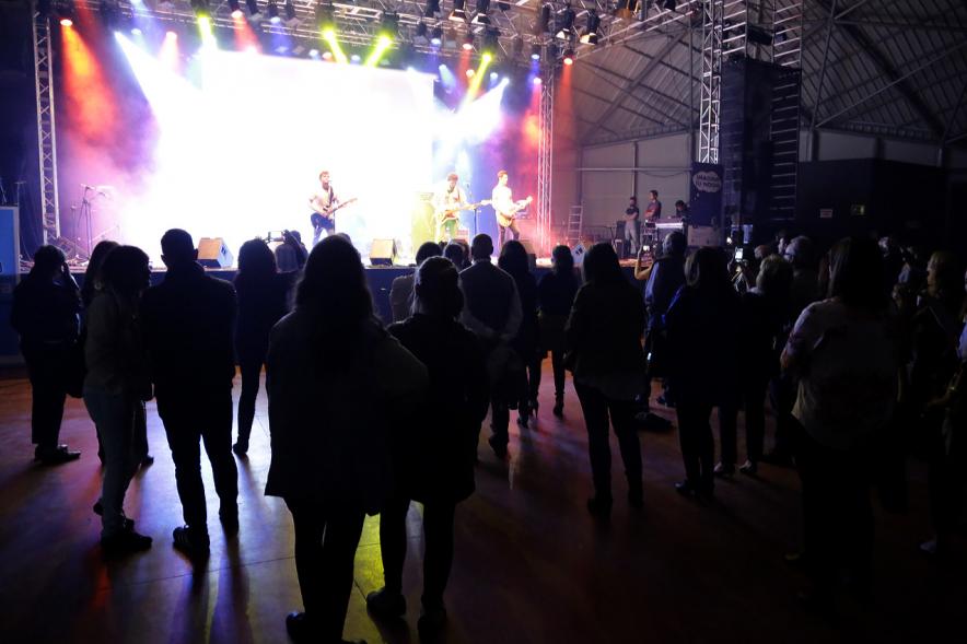 Festimad 2016 en La Esfera - Público viendo actuación del grupo.
